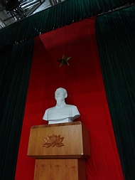 講堂内に置かれたホー・チ・ミンの胸像